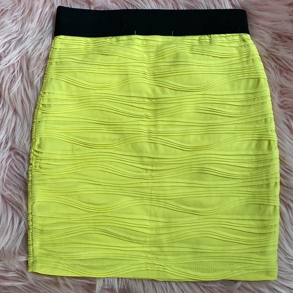 Forever 21 Bright Yellow Pleated Mini Skirt Sz S/P NWOT - Picture 2 of 5
